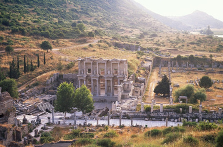 Thư viện của Celsus là tòa nhà La Mã cổ đại nằm ở Ephesus, Aegean, Thổ Nhĩ Kỳ ngày nay. Nơi đây lưu giữ 12.000 - 15.000 cuốn sách quý giá. Kiến trúc sư La Mã Vitruoya đã thiết kế công trình này theo lệnh của Gaius Iulius Aquila. Ông cho người xây dựng công trình này vào năm 110 và hoàn thành vào năm 135. Aquila xây thư viện này để dành tặng cho cha mình là tổng trưởng Tiberius Iulius Celsus Polemaeanus.